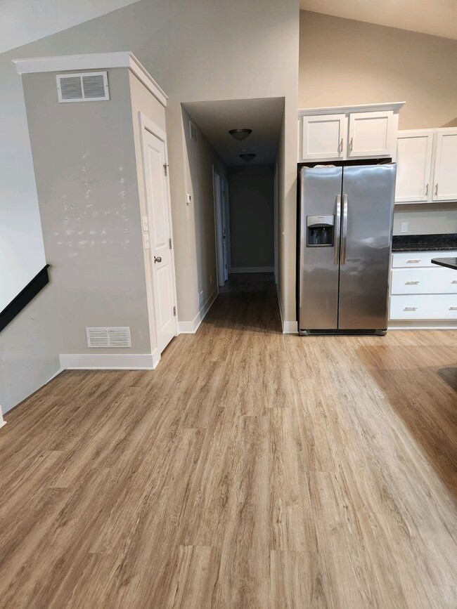Building Photo - Beautiful 3 bedroom 2 1/2 bath house