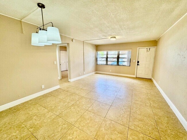 Building Photo - 10008 Twin Lakes Dr