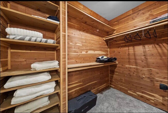 Building Photo - Stunning Home with Spacious Layout & Modern Upgrades