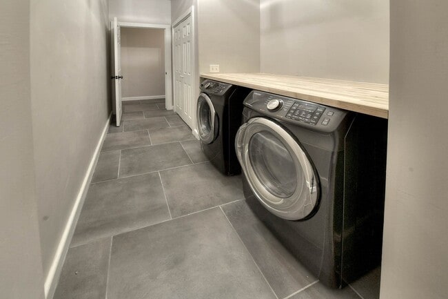 Building Photo - PRE-LEASE AUGUST 2026 - 4/4 HOUSE 3 BLOCKS FROM UA