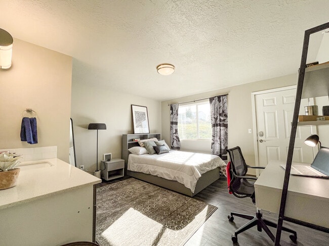 Building Photo - College Crest