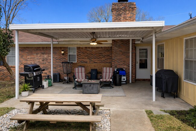 Building Photo - 5 BR 3 full BA House