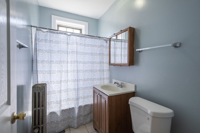 Building Photo - Belmont Cragin 2 Bed/1 Bath ~ Heat Included ~ Income Guidelines Apply