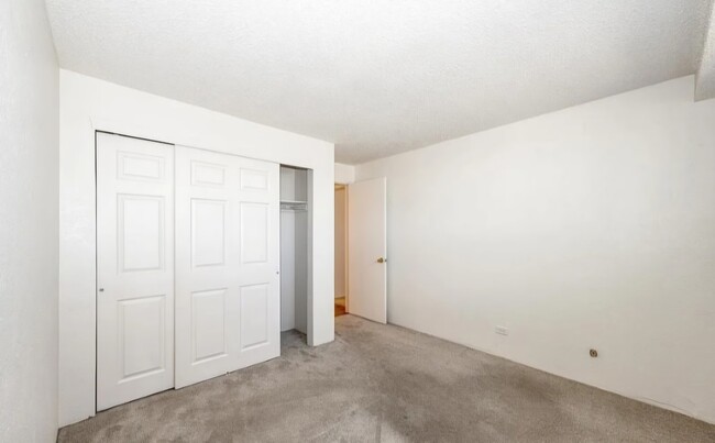Building Photo - 2325 S Linden Ct