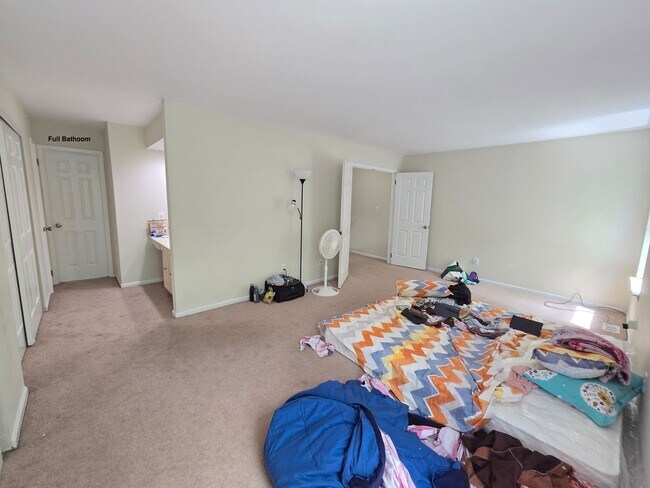 Building Photo - Rare opportunity in North Edison! Spacious 2-bed and 1.5-bathroom townhouse!