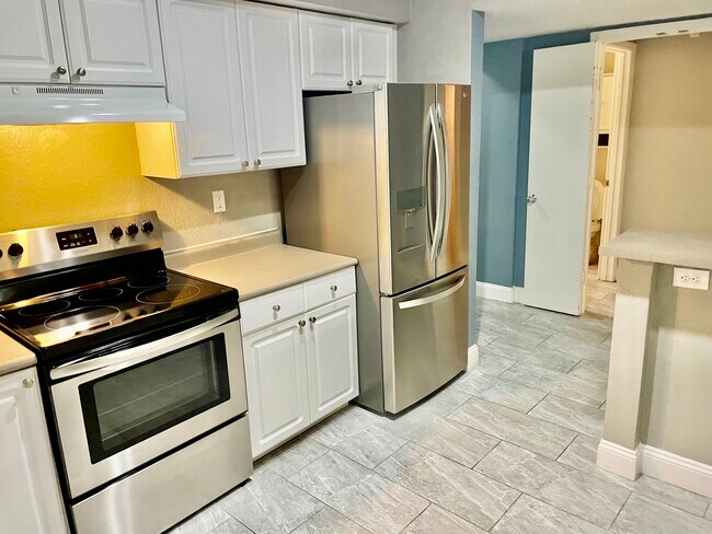 Building Photo - 402 S Armenia Ave