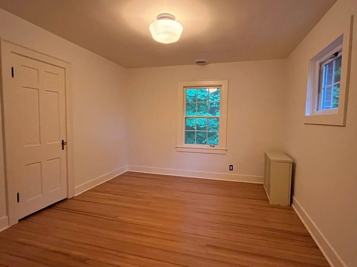 Building Photo - 1300 E 1st St