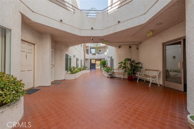 Building Photo - 6828 Laurel Canyon Blvd