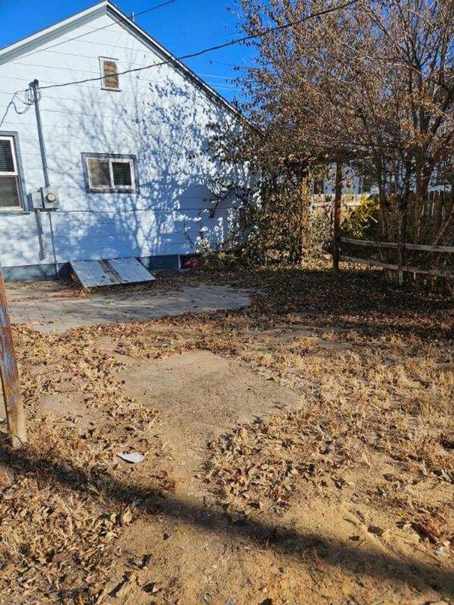 Building Photo - Fantastic 2 bedroom house avail NOW