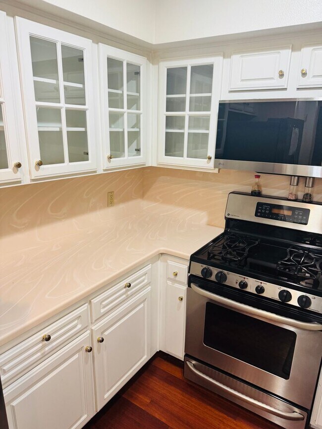 Building Photo - 2 Bedroom, 2 Bath Condo
