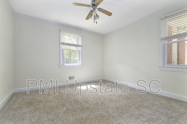 Building Photo - 102 Tiffany Dr