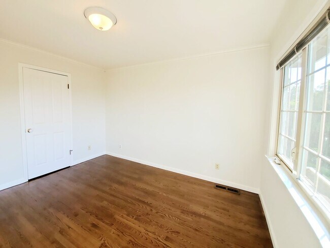 Building Photo - Hillsborough home with Bay views