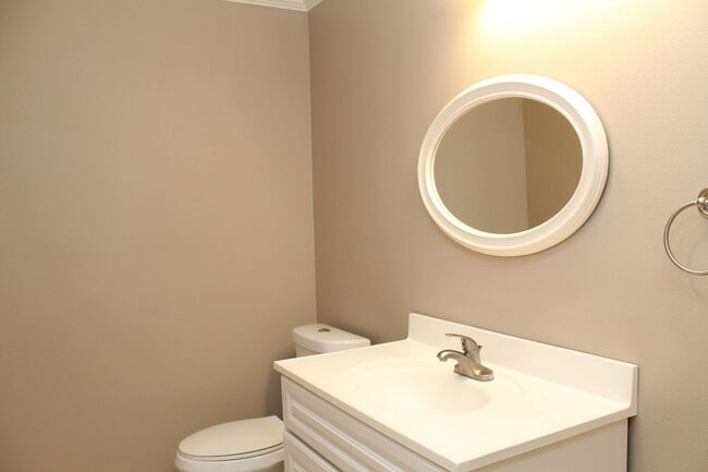 Building Photo - Spacious 3B/2.5BA UTC Townhouse w/ Garage,...