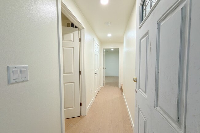 Building Photo - Brand New Luxury 4 & 5 Bed Units