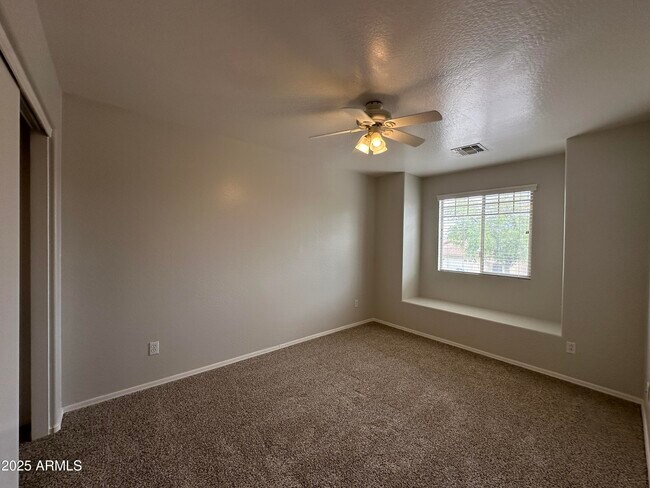 Building Photo - 13921 W Port Royale Ln