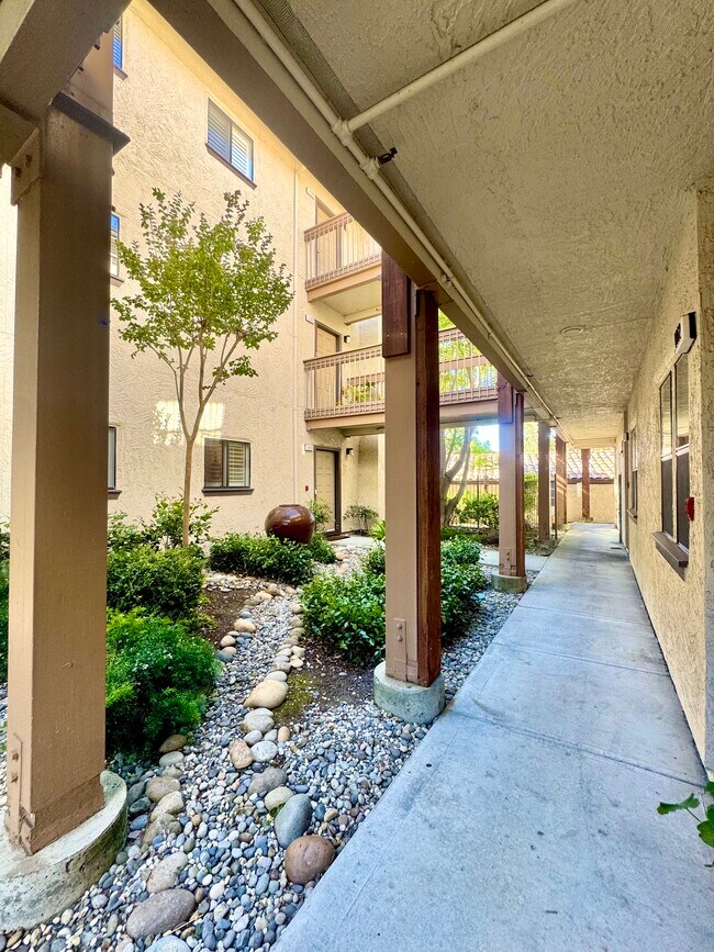 Building Photo - 1123 S Villa Way