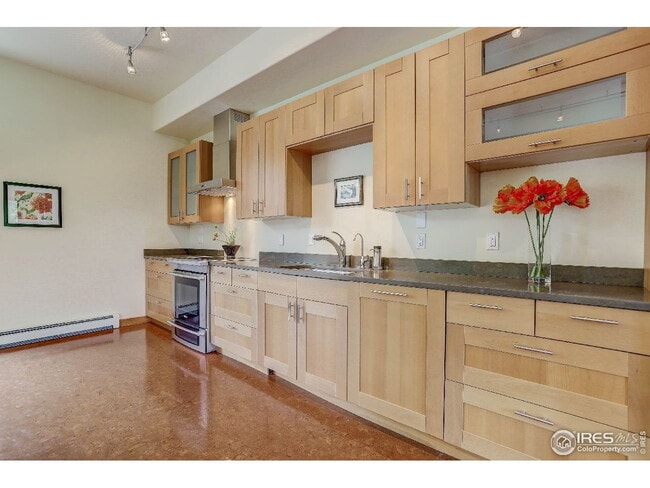 Building Photo - "Charming 3-Bed Townhouse Retreat with Spacious Living in Boulder!"