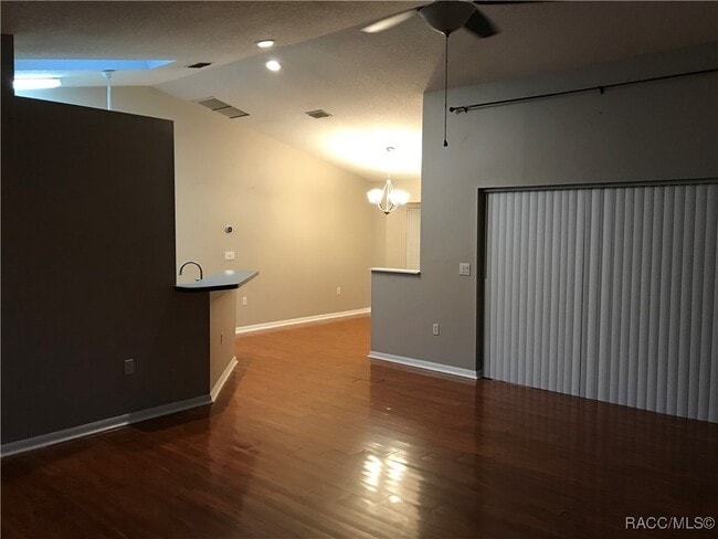 Building Photo - 2595 N Brentwood Cir