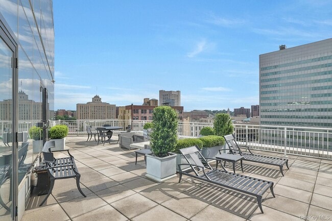 Building Photo - 5 Renaissance Square