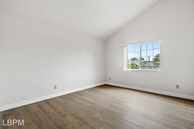 Building Photo - 4 br, 2.5 bath House - 417 E 41st St