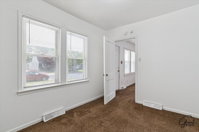 Building Photo - 3 bedroom bungalow $1300