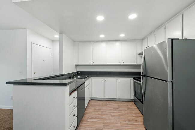 Building Photo - Mission Valley 1 BR/1 BA Condominium at Ra...