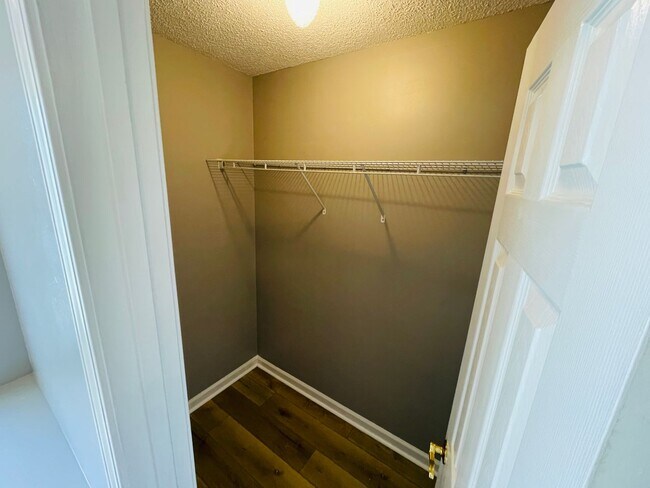 Building Photo - 3BD/2BA FOR RENT