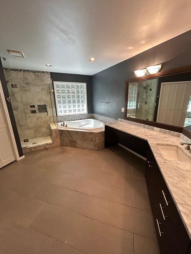 Building Photo - For Rent – Stunning 4-Bedroom NW Contempor...