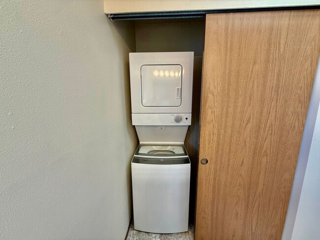 Building Photo - Charming 1 bed, 1 bath Top Floor Duplex Lynnwood/ $1800mo.