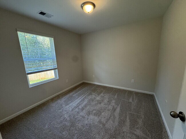 Building Photo - 4 bedroom home in Seneca