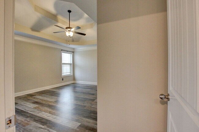Building Photo - Sharp 3bed 2 ba.  upgrades throughout.
