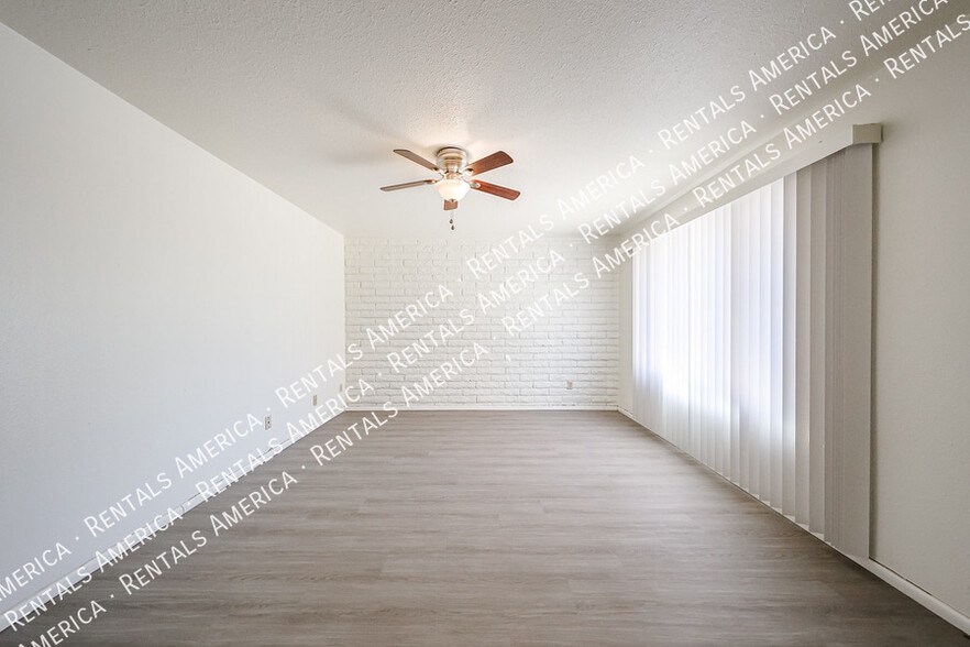 Building Photo - 2156 E Yale Dr