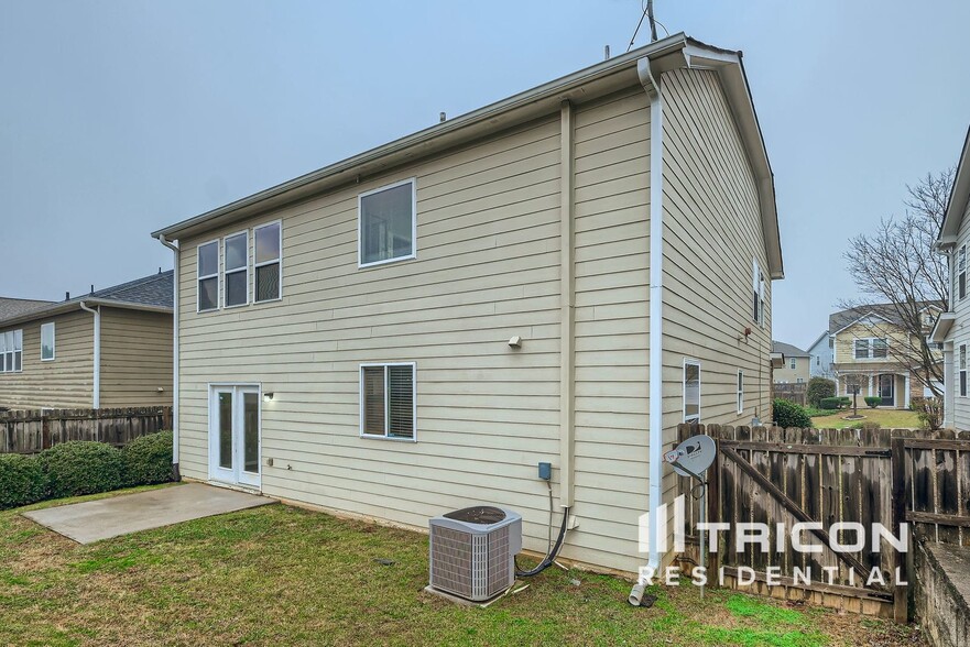 Building Photo - 383 Roseglen Dr NW