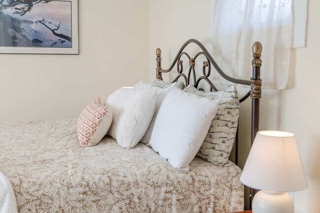 Building Photo - 640 S Columbia St