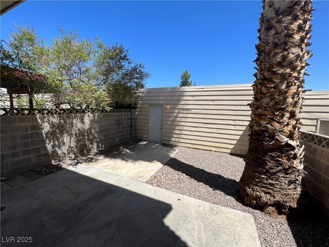 Building Photo - 4940 Larkspur St