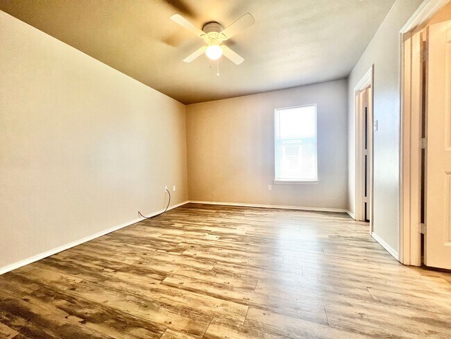 Building Photo - Modern, newer build, large backyard!