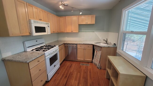 Building Photo - 5 Bedroom - 2 Bath - Close to UNR