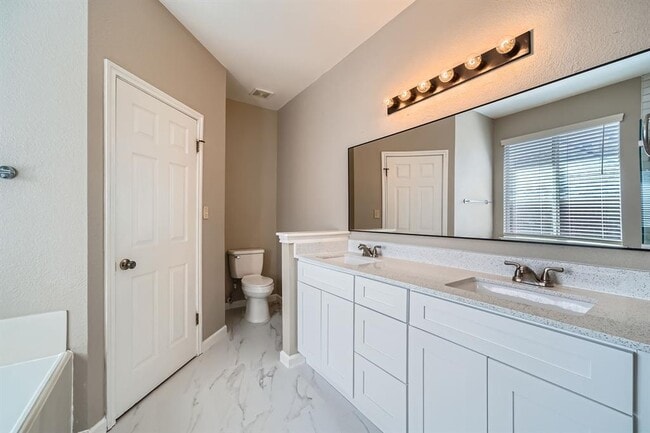 Building Photo - 15013 Doria Dr