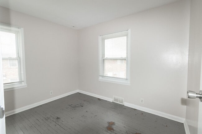 Building Photo - 4 Bed 2 Bath House on East Campus