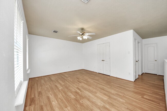 Building Photo - 13114 Oak Ledge Dr
