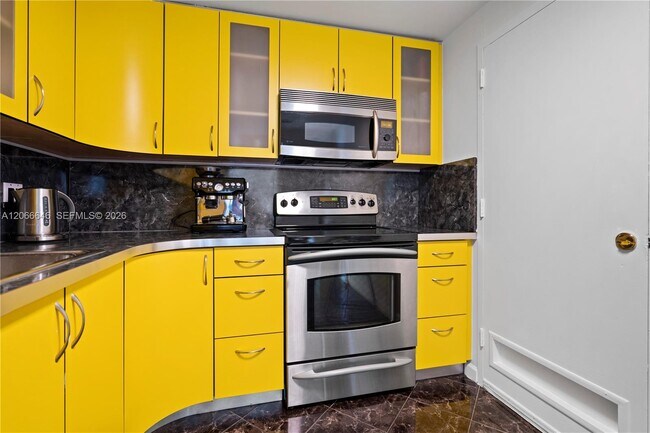 Building Photo - 400 Kings Point Dr