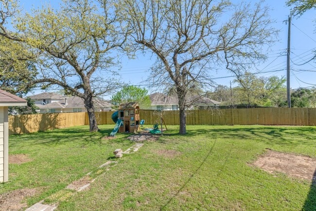 Building Photo - Newly Renovated 3 bed, 2 bath home on cul-...