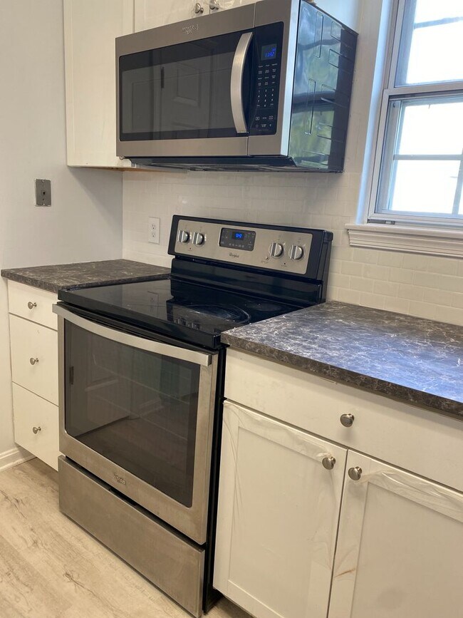 Building Photo - Remodeled Seven Oaks Condo