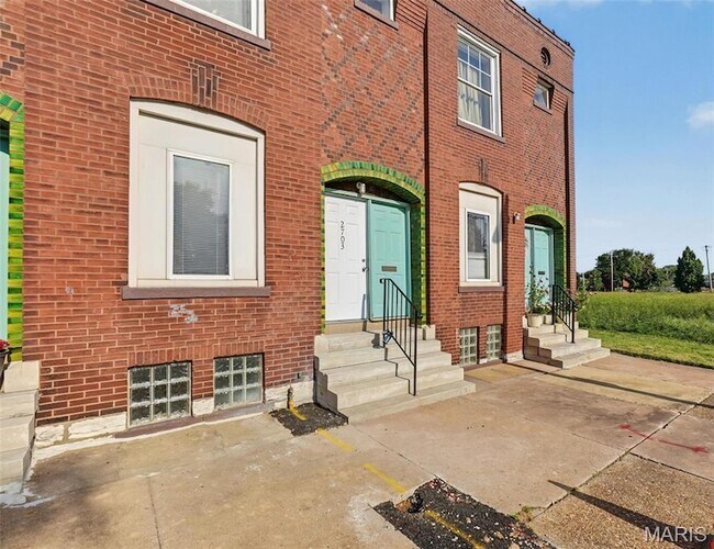 Building Photo - 2703 N Spring Ave