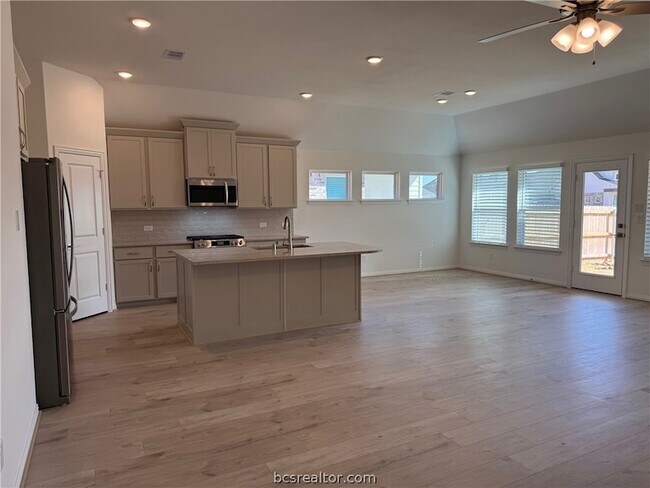 Building Photo - 6222 Greenville Dr