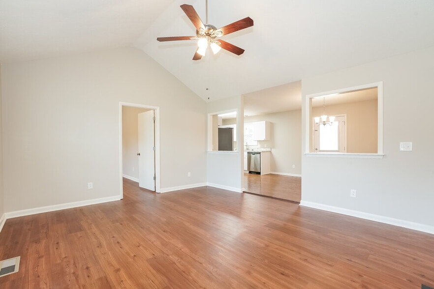 Building Photo - 581 Woodcrest Dr