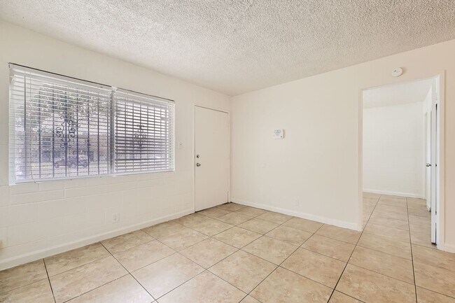 Building Photo - 1 Bedroom 1 Bathroom Condo Minutes from Th...