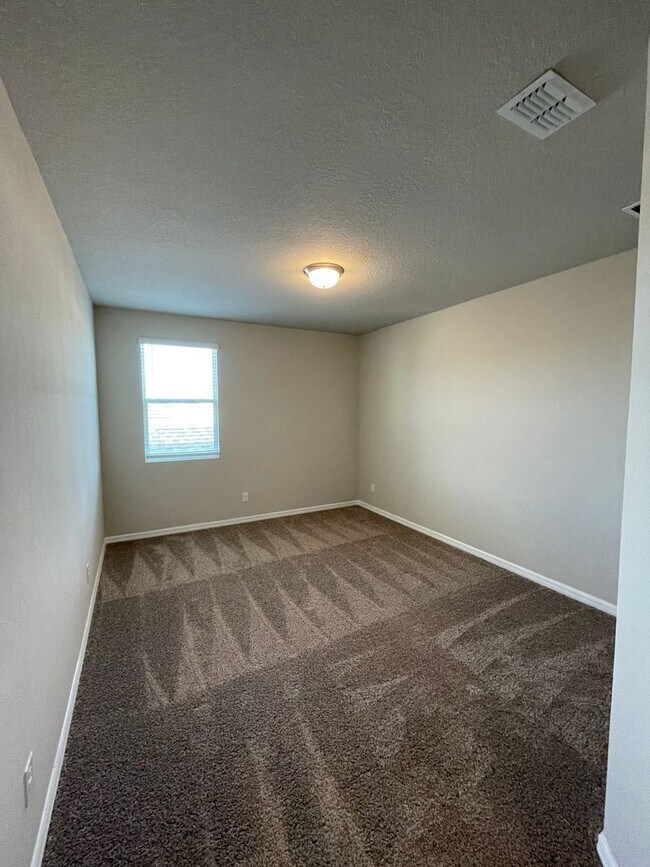 Building Photo - Spacious 3 Bedroom, 2.5 Bath Townhome in L...