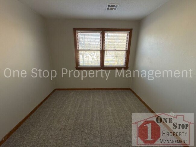 Building Photo - Amazing 3 Bedroom, 1.5 Bathroom in Raytown!