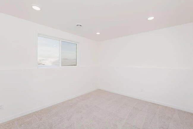 Building Photo - 1517 KEYSTONE CIR NE